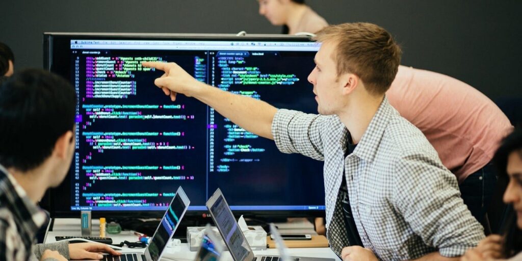 Another obstacle is the lack of specific incentive policies for investment from overseas Vietnamese, especially in strategic areas such as high technology or startups. Illustrative photo